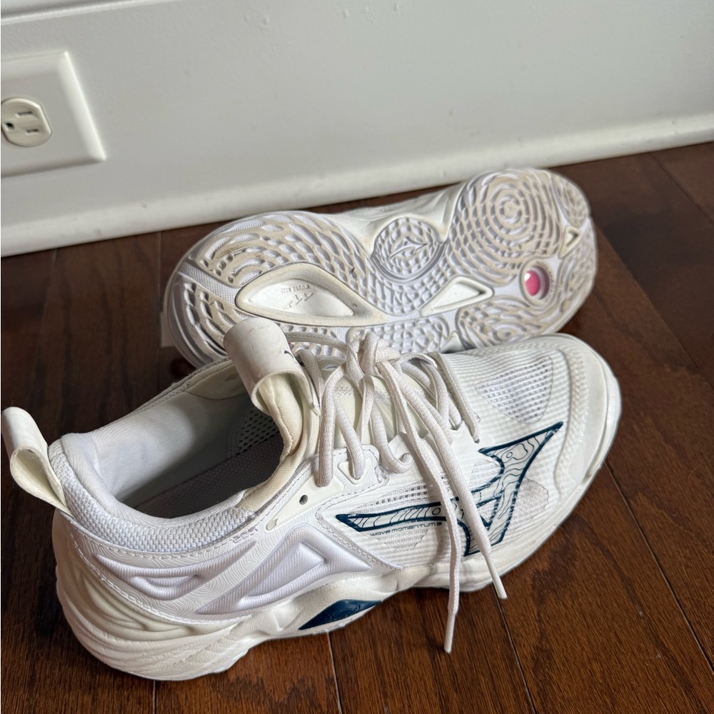 Mizuno White and Blue Performance volleyball shoes! Almost brand new size 7.5!!